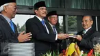 Ketua Mahkamah Agung Hatta Ali (tengah) memberikan potongan tumpeng ke hakim tertua di Mahkamah Agung seusai upacara peringatan HUT Mahkamah Agung ke-70 di Jakarta, Rabu (19/8/2015). (Liputan6.com/Herman Zakharia)