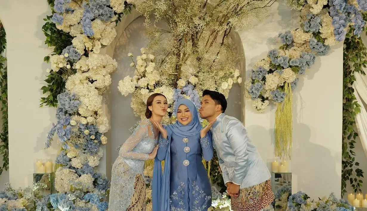 Aurel Hermansyah tampil cantik mengenakan atasan kebaya berwarna biru muda dan roknya yang serasi. Kebaya ini memiliki detail bordir silver yang cantik dan tiga kancing dari bros silver yang menambah nuansa mewah pada keseluruhan penampilan Aurel. [Foto: Instagram/aurelie.hermansyah]