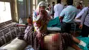 Seorang wanita menangis melihat kondisi salah satu keluarganya yang terluka akibat kerusuhan di Srinagar, Kashmir, Kamis (18/8). Sedikitnya lima orang tewas dan 20 lainnya mengalami luka parah akibat bentrok antara warga dan petugas keamanan. (REUTERS)