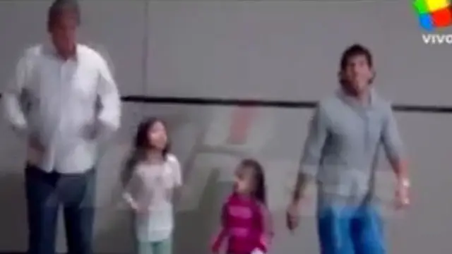 Tevez Menari Bareng Anak Perempuannya