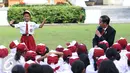 Seorang siswi menari didepan Presiden Jokowi dan pelajar lainnya di halaman tengah Istana, Jakarta, Rabu (17/5). Dalam kegiatan ini Jokowi mendongeng untuk anak-anak dengan cerita 'Lutung Kasarung'. (Liputan6.com/Angga Yuniar)