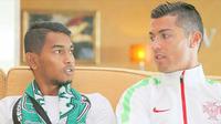Cristiano Ronaldo memiliki anak angkat bernama Martunis. Martunis kini sudah dewasa dan sosoknya selalu curi perhatian. Ia sempat menjadi pemain Sporting Lisbon namun setelah itu ia memutuskan untuk pulang ke Indonesia. Martunis tak berkarier sebagai pemain profesional dan kini hanya jadi pemain amatir saja. (Liputan6.com/IG/martunis_ronaldo)