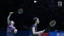 Ganda putri Jepang, Yuki Fukushima/Sayaka Hirota melakukan smesh ke arah Mayu Matsumoto/Wakana Nagahara di Final Indonesia Open 2018 di Istora GBK, Jakarta, Minggu (8/7). Yuki/Sayaka menang 21-14, 16-21, 21-14. (Liputan6.com/Helmi Fithriansyah)