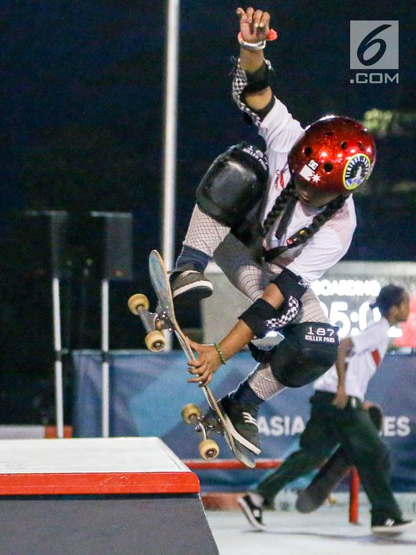 Skateboarder Indonesia Aliqqa Novvery melakukan gerakan trik pada sesi latihan di arena roller sport Jakabaring Sport City, Palembang, Senin (27/8). Aliqqa (9) menjadi atlet termuda Indonesia di Asian Games 2018. (ANTARA FOTO/INASGOC/M N Kanwa)