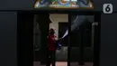 Petugas PMI Kota Tangerang melakukan penyenprotan disinfektan di area masjid Al Hidayah Cipondoh, Tangerang, Banten, Jumat (1/4/2022). Penyemprotan tersebut dilakukan untuk mengantisipasi penyebran covid 19 selama bulan Ramadhan. (Liputan6.com/Angga Yuniar)
