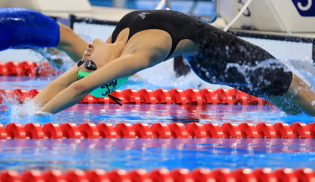 Aksi Gaurika Singh saat berlaga dalam gaya punggung 100 meter Putri di Olimpiade Rio 2016, Rio de Janeiro, Brasil, (7/8). Gaurika Singh merupakan korban dari bencana alam gempa Nepal pada 2015 lalu. (REUTERS/Michael Dalder)