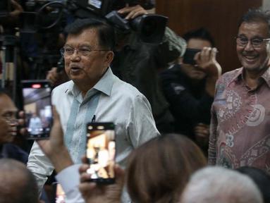 Wakil Presiden ke-10 dan ke-12 Jusuf Kalla (JK) sesaat sebelum memberikan keterangan pada sidang kasus dugaan korupsi dengan terdakwa Direktur Utama (Dirut) PT Pertamina (Persero) periode 2009—2014 Galaila Karen Kardinah alias Karen Agustiawan di Pengadilan Tindak Pidana Korupsi (Tipikor), Jakarta, Kamis (16/5/2024). (Liputan6.com/Herman Zakharia)