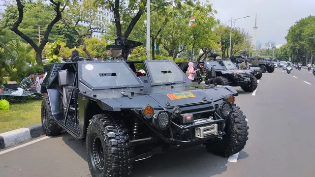 63 kendaraan tempur dari tiga matra TNI dengan berbagai jenis dipamerkan di Jalan Medan Merdeka Utara, Jakarta Pusat, Selasa (4/10/2022). (Liputan6.com/Winda Nelfira)