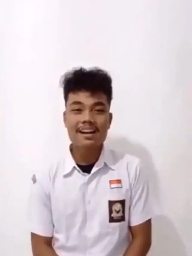Siswa SMA baca puisi untuk ayahnya yang mengundang tawa warganet.