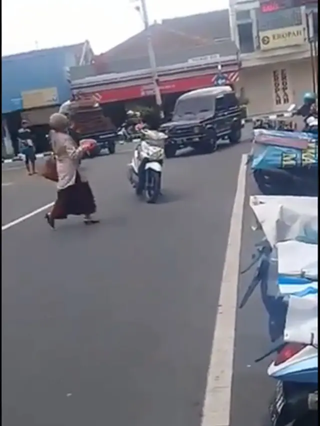 Parkir Motor di Tengah Jalan, Aksi Emak-Emak Bikin Netizen Geregetan