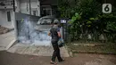 Aktivitas "fogging" atau pengasapan di perumahan Cinere Green Valley, Tangerang Selatan, Minggu (17/1/2021). Pengasapan untuk pencegahan penyakit Demam Berdarah Dengue (DBD) yang disebabkan gigitan nyamuk Aedes Aegypti terlebih sudah memasuki musim hujan. (Liputan6.com/Faizal Fanani)