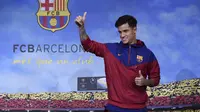 Gelandang baru Barcelona, Philippe Coutinho, diperkenalkan kepada publik di Barcelona, Minggu (7/1/2018). Pemain asal Brasil ini resmi didatangkan dari Liverpool dengan harga 160 juta euro. (AFP/Josep Lago)