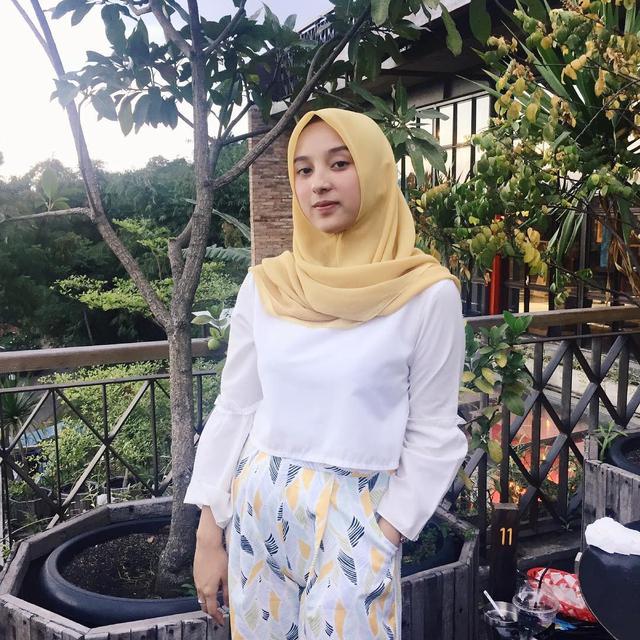 6 Foto Lawas Dinan Fajrina Istri Doni Salmanan, Curi Perhatian