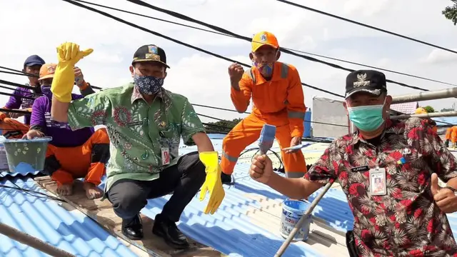Mewarnai Atap Rumah di Sekitar Fly over Tapal Kuda