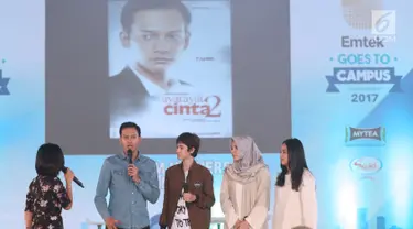 Pemeran film Ayat Ayat Cinta 2, Fedi Nuril (kedua kiri) menjawab pertanyaan seputar proses syuting film terbarunya saat gelaran Emtek Goes To Campus 2017 di Telkom University, Bandung, Rabu (29/11). (Liputan6.com/Helmi Fithriansyah)