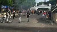 Aksi massa demonstrasi gabungan di Jambi ricuh setelah memaksa masuk ke halaman gedung Dewa Perwakilan Rakyat Daerah (DPRD) Provinsi Jambi, pada Jumat (29/8/2025). (Liputan6.com/ Gresi Plasmanto)