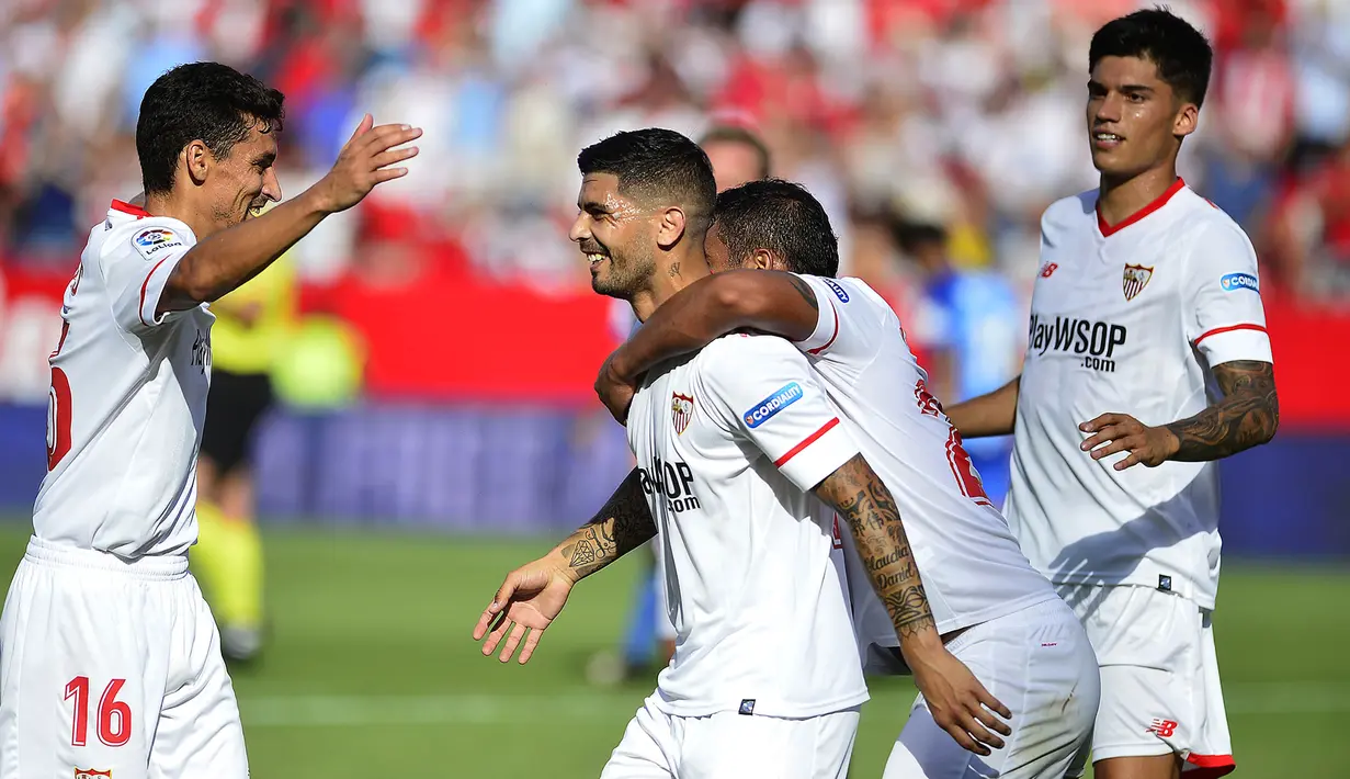 Para pemain Sevilla merayakan gol yang dicetak Ever Benega ke gawang Malaga pada laga La Liga Spanyol, Minggu (1/10/2017). Sevilla menang 2-0 atas  Malaga. (AFP/Cristina Quicler)