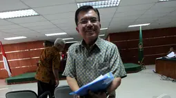   Kalla menjadi saksi meringankan untuk terdakwa mantan Sekretaris Jenderal (Sekjen) Kemenlu Sudjadnan Parnohadiningrat. Kalla menjadi saksi dalam kapasitasnya sebagai Wakil Presiden RI saat itu, Jakarta, Rabu (4/6/2014) (Liputan6.com/Faisal R Syam).