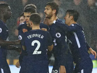 Para pemain Tottenham Hotspur merayakan gol Fernando Llorente (2kanan) saat melawan Swansea City pada lanjutan Premier League di The Liberty Stadium, Swansea, (2/1/2018). Tottenham menang 2-0. (AFP/Geoff Caddick)