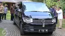 Mobil yang ditumpangi Presiden Jokowi tiba di kediaman Ketua Umum Partai Gerindra Prabowo Subianto di Hambalang, Bogor, Senin (31/10). Sejumlah topik dibahas, salah satunya Pilkada Serentak 2017 dan situasi keamanan nasional. (Liputan6.com/Faizal Fanani)