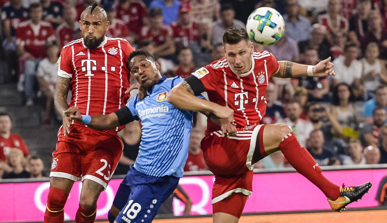 Pemain Bayern Munchen, Niklas Suele (kanan) menyundul bola saat mencetak gol ke gawang Laverkusen pada laga Bundesliga di Allianz Arena, Munich,  (18/8/2017). Bayern menang 3-1. (AFP/Guenter Schiffmann)