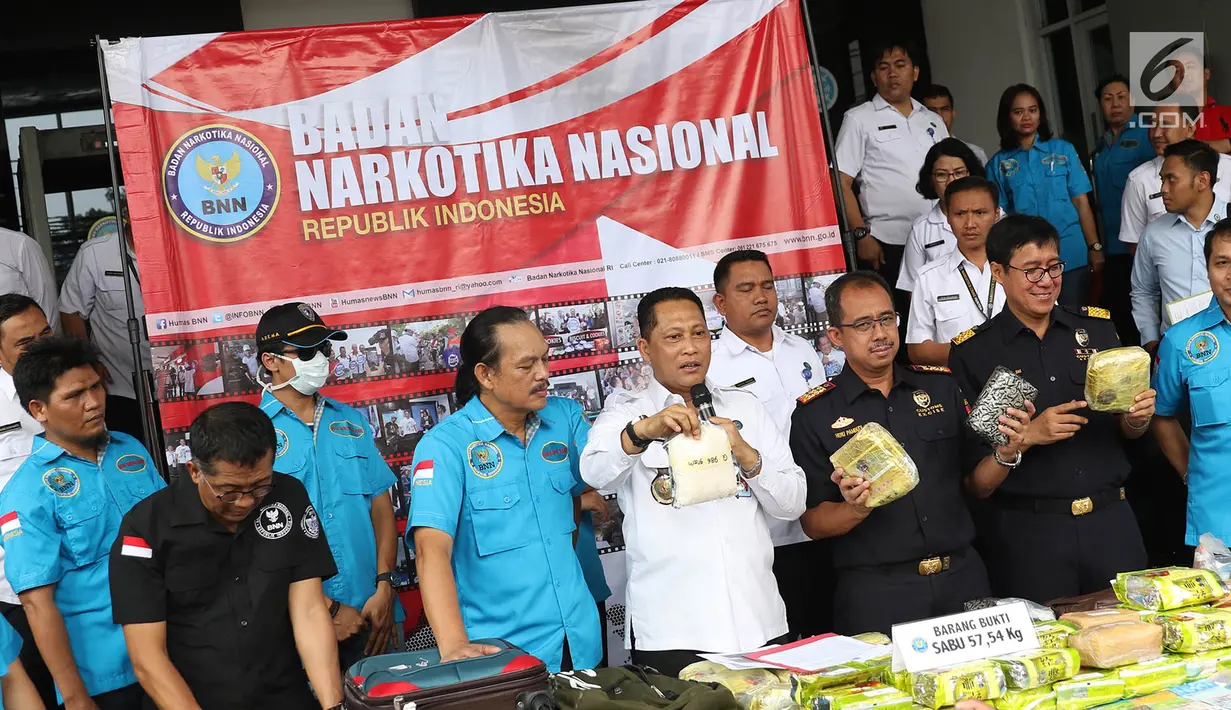 Kepala BNN, Komjen Budi Waseso menunjukkan barang bukti kasus sindikat narkoba Malaysia di Jakarta, Rabu (23/8). BNN dan Bea Cukai mengungkap dua kasus sindikat narkoba Malaysia dengan 12 orang tersangka berhasil ditangkap (Liputan6.com/Immanuel Antonius)