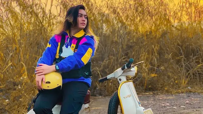 Anak Motor, Ini Penampilan Boyish Sintya Marisca saat Naik Vespa