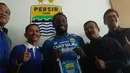 Gelandang anyar Persib Bandung, Michael Essien, diperkenalkan ke publik pada Selasa (14/3/2017). Pemain kelas dunia tersebut kini akan memulai petualangan baru bersama Maung Bandung. (Bola.com/Erwin Snaz)