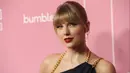Taylor Swift berpose saat tiba menghadiri Billboard Women In Music 2019 yang digelar oleh YouTube Music di Los Angeles, California (12/12/2019). Taylor Swift cantik memesona dengan jumpsuit biru. (AP Photo/Chris Pizzello)