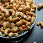 Kacang mete juga bisa menjadi senjata dalam menurunkan kolesterol jahat. (Foto: Unsplash/Jenn Kosar)