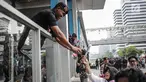 Peserta aksi yang tergabung dalam komunitas Spartan Nusantara membagikan bunga kepada Brimob di sekitar Gedung Bawaslu, Jakarta, Minggu (26/5/2019). Aksi tersebut sebagai bentuk terima kasih kepada TNI/Polri karena setia dan menjaga keamanan NKRI terkait sengketa pemilu. (Liputan6.com/Faizal Fanani)
