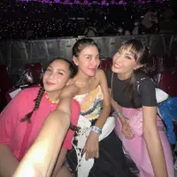 Nagita Slavina bahkan hadir saat check sound. Saat konser, ia mengenakan tshirt pink dengan rambut kepangnya. (@syahnazs)