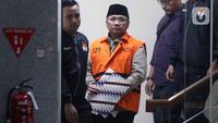 Mengenakan rompi tahanan, Yaqut Cholil Qoumas turun dari lantai 2 gedung KPK pukul 18.45 WIB. Tampak dalam foto, mantan Menteri Agama, Yaqut Cholil Qoumas, saat dibawa menuju mobil tahanan di Gedung Merah Putih Komisi Pemberantasan Korupsi (KPK), Jakarta, Kamis (12/3/2026). (Liputan6.com/Helmi Fithriansyah)