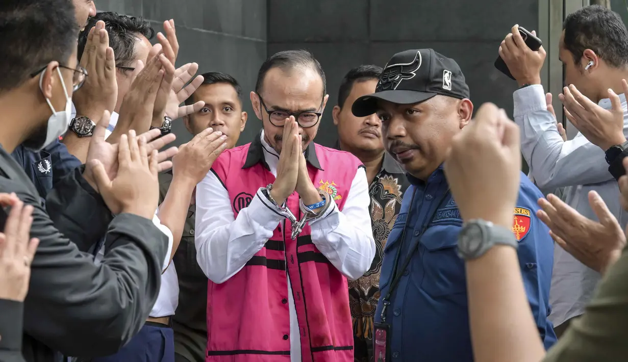 Sebelumnya, Riva Siahaan didakwa menyetujui pelelangan impor BBM oleh perusahaan asal Singapura, yakni BP Singapore Pte. Ltd. dan Sinochem International Oil (Singapore) Pte. Ltd yang diusulkan oleh Maya Kusuma. Tampak dalam foto, mantan Direktur Utama PT Pertamina Patra Niaga, Riva Siahaan (tengah), dikawal menuju ke ruang sidang untuk mendengar pembacaan vonis oleh majelis hakim Pengadilan Tindak Pidana Korupsi, Jakarta, Kamis (26/2/2026). (BAY ISMOYO/AFP)