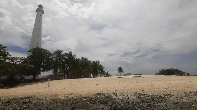 Mercusuar yang dibangun pada 1882 dan memiliki tinggi 50 meter ini menjadi salah satu daya tarik Pulau Lengkuas, Belitung. (Liputan6.com/Ady Anugrahadi)