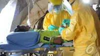 Sebuah simulasi petugas memeriksa pasien terinfeksi virus Ebola di ruang isolasi ketika memperingati Hari Kesehatan Nasional ke-50, Jakarta, Rabu (12/11/14) (Liputan6.com/Herman Zakharia)