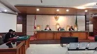 Jaksa Penuntut Umum Kejati Jawa Barat membacakan tuntutan terhadap terdakwa Sunda Empire yang mengikuti persidangan secara virtual di Pengadilan Negeri Bandung, Selasa (22/9/2020). (Liputan6.com/Huyogo Simbolon)