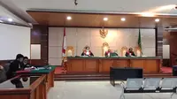 Jaksa Penuntut Umum Kejati Jawa Barat membacakan tuntutan terhadap terdakwa Sunda Empire yang mengikuti persidangan secara virtual di Pengadilan Negeri Bandung, Selasa (22/9/2020). (Liputan6.com/Huyogo Simbolon)