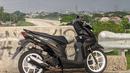 BeAT berkelir hitam doff ini dipadukan dengan velg putih. Penggunaan warna cerah pada velgnya berhasil mendongkrak penampilan motor ini menjadi lebih sporty. (Source: Instagram/@ygdiambukandiri)