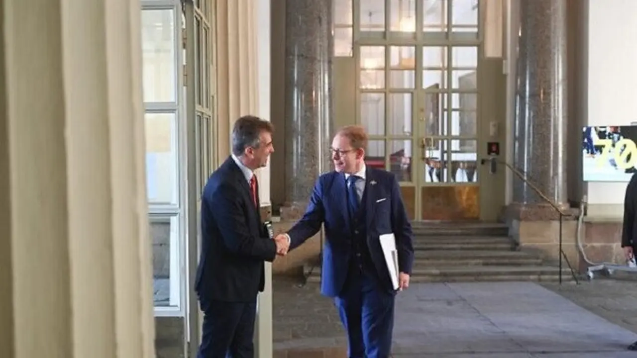 Menteri Luar Negeri (Menlu) Israel Eli Cohen mengunjungi Menlu Swedia Tobias Billstrom di Stockholm pada Senin (15/5/2023). (Dok. Kedutaan Besar Israel di Swedia via The Times of Israel)