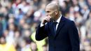 Pelatih Real Madrid, Zinedine Zidane terlihat serius menyaksikan anak asuhnya berlaga pada lanjutan La Liga Spanyol pekan ke-26 di Stadion Santiago Bernabeu, Sabtu (27/2/2016) Malam WIB.  (REUTERS/Juan Medina)
