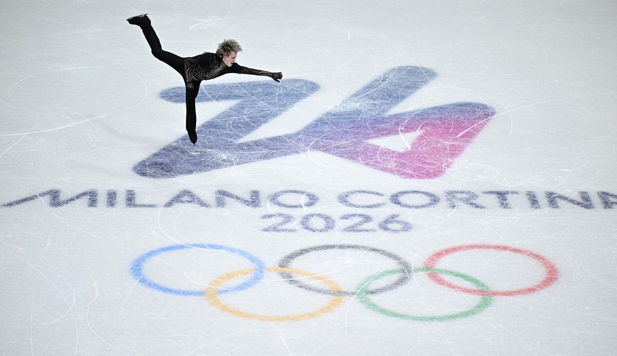 Media olahraga menyoroti bagaimana Malinin telah mengubah standar figure skating modern dengan kombinasi loncatan teknisnya. (AFP/Julien De Rosa)