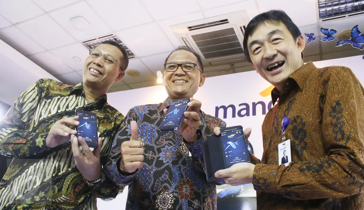 (kika) Direktur Retail Banking Bank Mandiri Tardi, Direktur Operations Ogi Prastomiyono,  dan SEVP Chief Technology Officer Joseph G Godong tengah menunjukkan tampilan layanan Mandiri Online di Jakarta, Selasa (21/3). (Liputan6.com/Angga Yuniar)