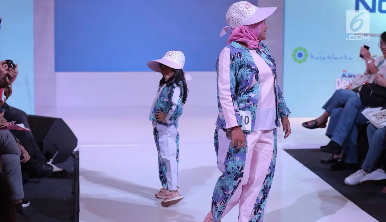 Seorang anak bersama ibunya berpose saat mengikuti fashion show Fabalous Mom and Kids 2018 di Fimela Fuchsia Market 2018 di Kota Kasablanka, Jakarta (27/5). (Liputan6.com/Faizal Fanani)