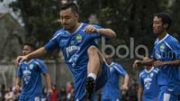 Penyerang Persib Bandung, Shohei Matsunaga, melakukan pemanasan saat latihan di Lapangan Lodaya Bandung, Jawa Barat, Selasa (28/3/2017). (Bola.com/Vitalis Yogi Trisna)