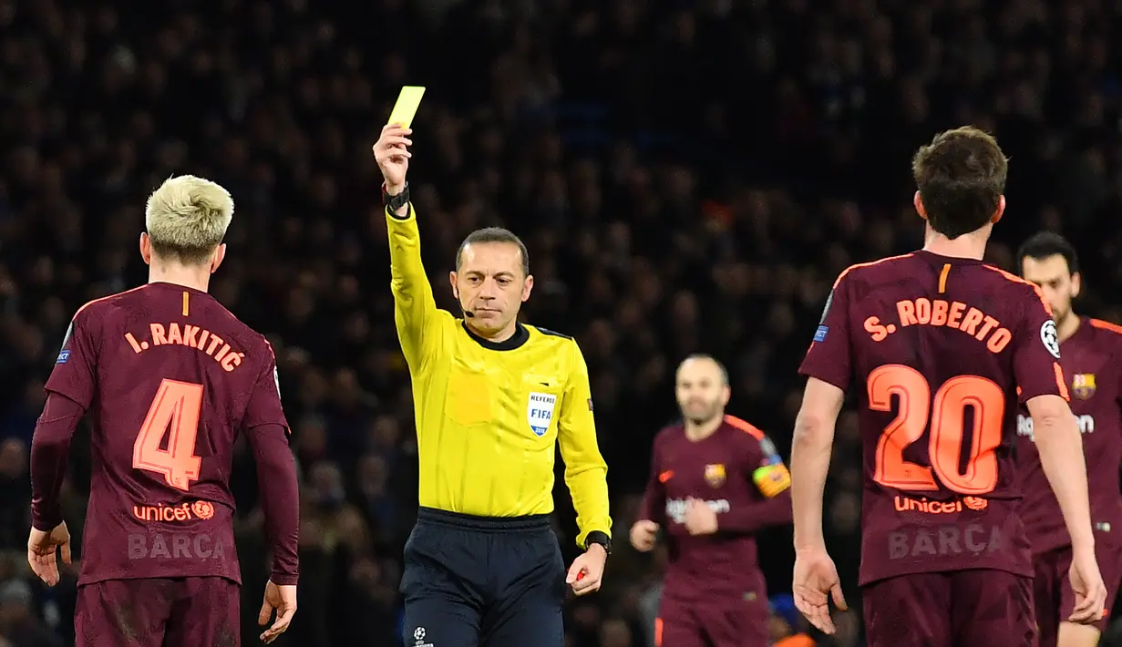 Wasit memberikan kartu kuning kepada gelandang Barcelona, Ivan Rakitic, saat melawan Chelsea pada laga Liga Champions di Stadion Stamford Bridge, London, Selasa (20/2/2018). Hingga babak pertama usai kedudukan masinh imbang 0-0. (AFP/Ben Stansall)