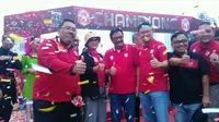 Wakil Gubernur DKI Jakarta Djarot Saiful Hidayat memberi piala kepada juara bertahan pertandingan sepak bola Jakarta Rusun Festival (JRF). (Liputan6.com/Muslim AR)