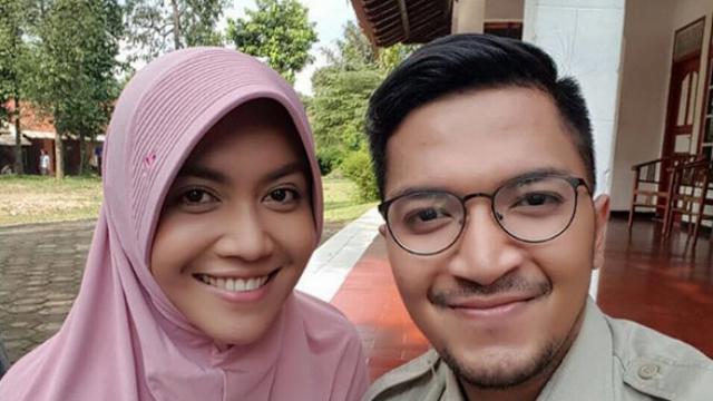 Gaya Mesra Ihsan Tarore dan Denada yang Bikin Baper 