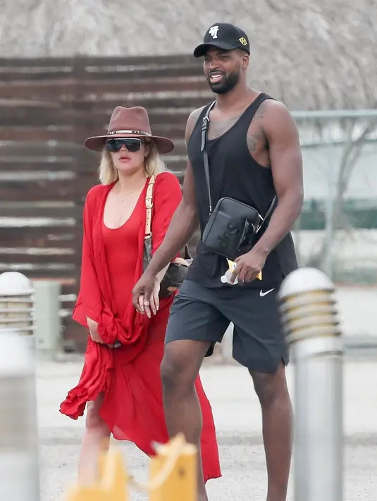 Seperti yang sudah diketahui, Tristan Thompson sendiri ketahuan berselingkuh beberapa hari sebelum Khloe melahirkan. (MACIEL / NGRE / BACKGRID / HollywoodLife)
