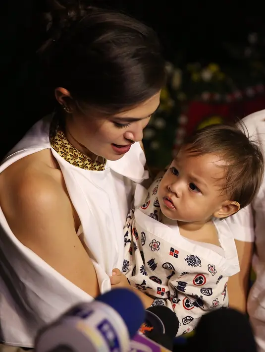 Ditemui di kawasan Jagakarsa, Jakarta Selatan, Sabtu (8/7/2017), Ringgo mengutarakan keinginannya untuk tambah momongan. Namun sayangnya, ini dibantah langsung oleh Sabai. (Bambang E.Ros/Bintang.com)